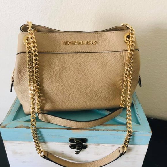 Michael Kors Handbags - Michael Kors Jet set messenger shoulder chain bag